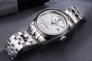 帝舵骏珏系列双位日历手表回收 品牌可以助你一臂之力