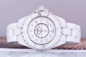 问世20周年的香奈儿J12手表回收报价靠什么决定？
