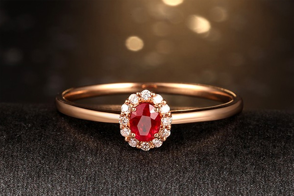 六福珠宝的钻戒可以在专卖店回收吗